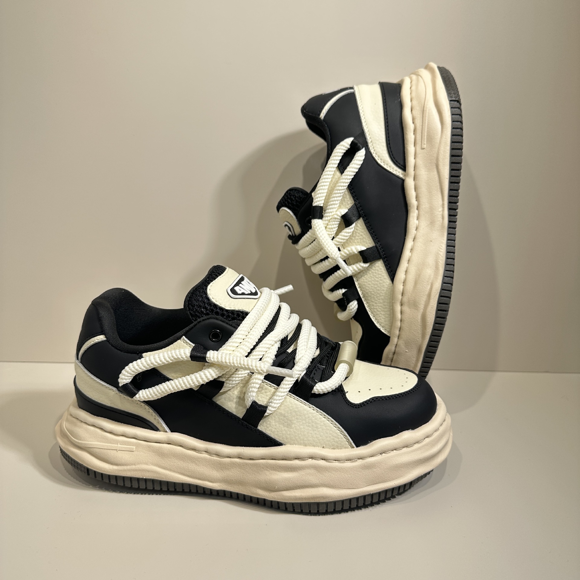 Nuovo aumento invisibile di 7 cm in schiuma a dissoluzione casual con aumento di altezza interna, scarpine bianche, versatile_voghion.com