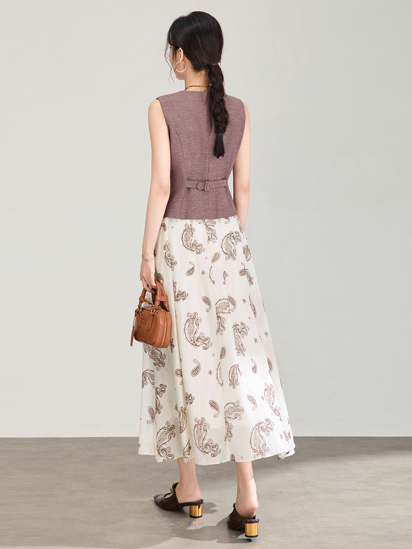Set áo gile len phối váy maxi in hoa phong cách boho mùa hè — Màu cà phê