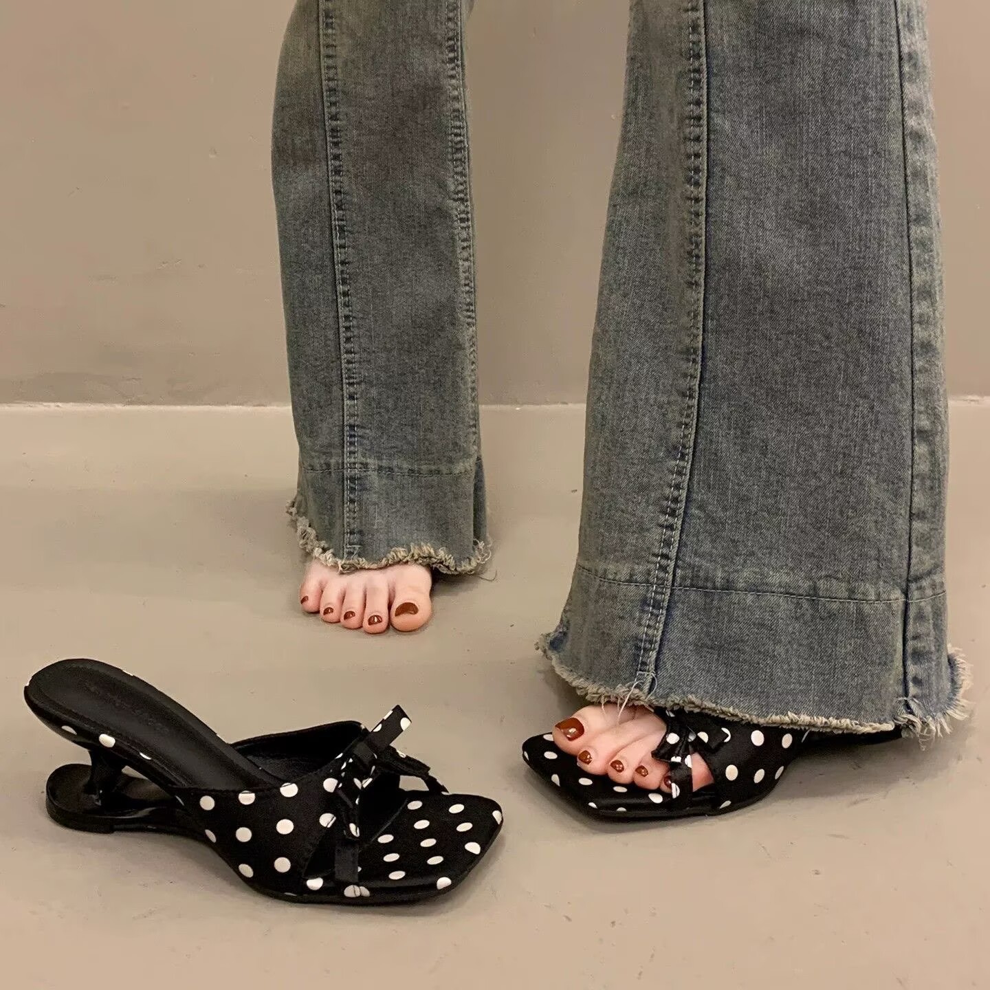 2026 nuevo estilo de verano francés arco nicho de cabeza cuadrada dedos de dedos puntos diarios zapatillas de talón poco profundo image 2