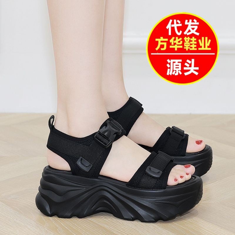Sandalias de hebilla de muffin de fondo grueso 2026 verano de moda versátil sólido sandalias pequeñas para aumentar la altura