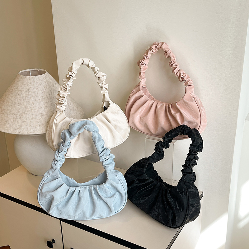 Bolsos de hombro europeos y americanos de moda de moda 2024 nuevos bolsos de axilas con pliegues para mujer bolsos de nube portátiles casuales para mujer
