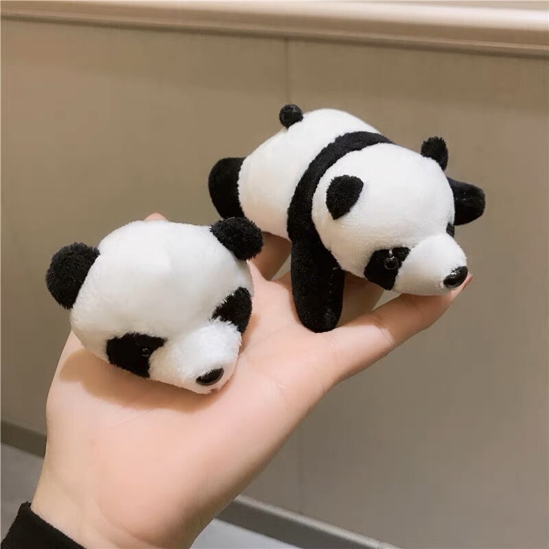 かわいいパンダのブローチがうつぶせになりました。|undefined