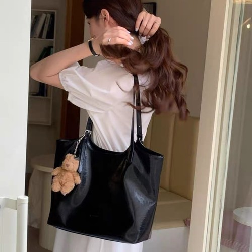 Autumn bags 2024 new large-capacity armpit bag fashionable commuter shoulder bag high-end niche versatile tote