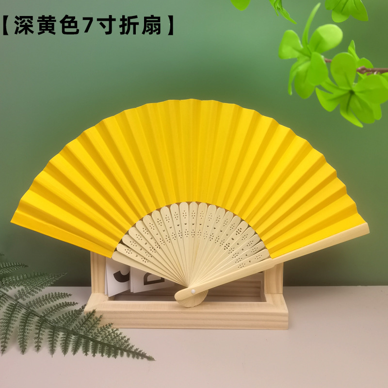 진한 노란색 부채