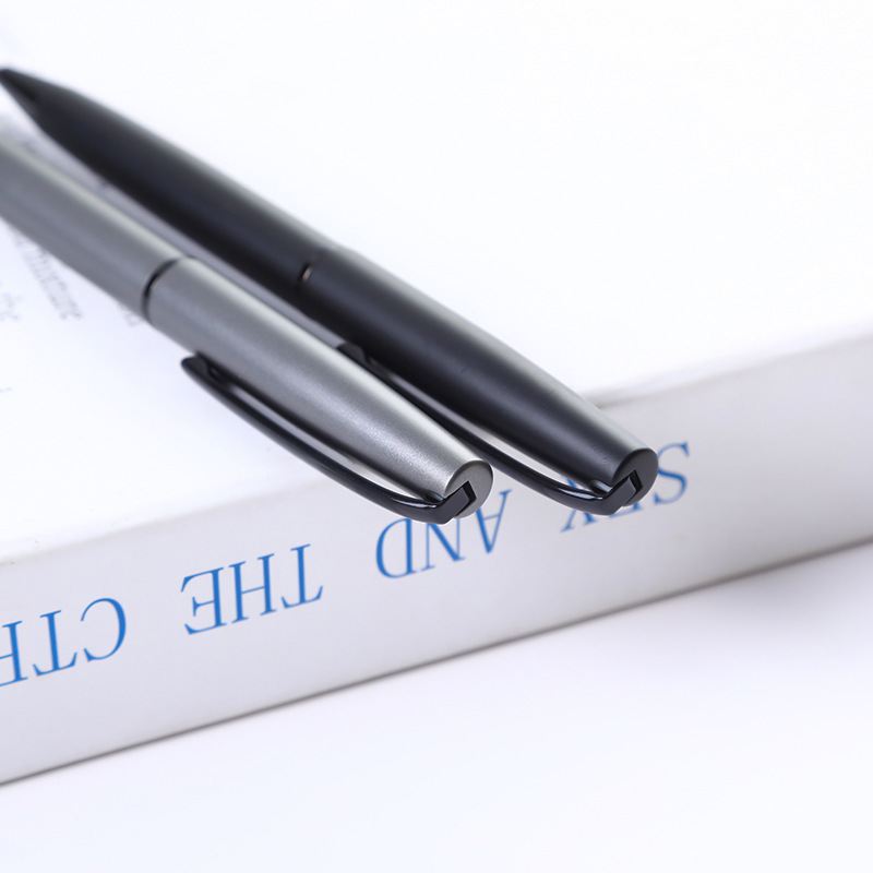 Fábrica al por mayor en stock Bolígrafo De Metal regalos de negocios de alta gama publicidad pluma de metal medio aceite firma pluma de impresión