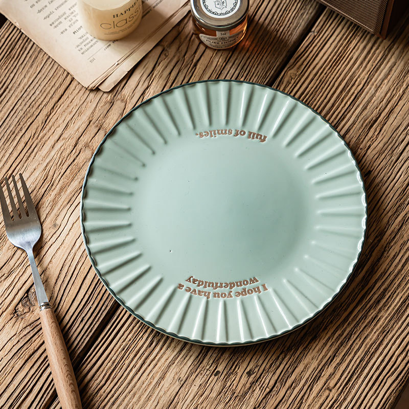 Plato de cerámica con letras en relieve de estilo retro Plato redondo con volantes creativos Plato de vajilla para el hogar Plato de comedor al por mayor Plato de lunares