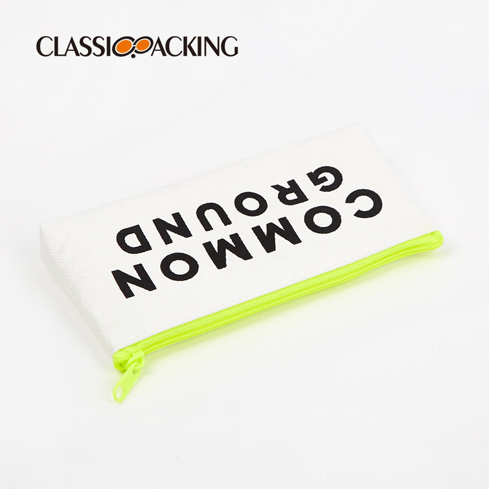 Fábrica al por mayor bolsa de almacenamiento de gran capacidad belleza bolsa de cremallera DuPont material de papel multifuncional bolsa de cosméticos logotipo imprimible