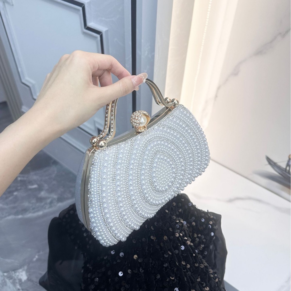 Aftonväska för dam med strass och pärlor_voghion.com