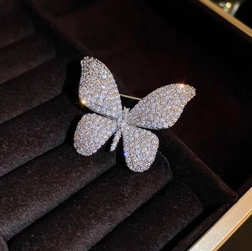 New European and American style butterfly brooch with sparkling diamonds for women, small quality suit pin, exquisite accessories, wholesale insect brooch 