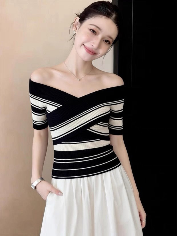 Áo thun nữ tay ngắn sọc chéo cổ yếm thắt eo — sọc