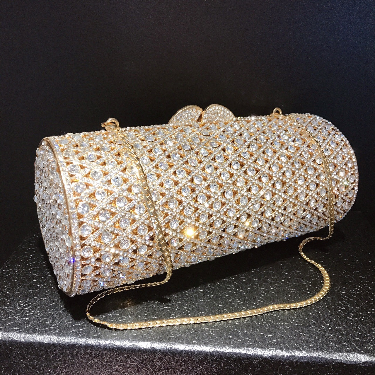 Nuevo paquete de cena de diamante cilíndrico transfronterizo bolsas de diamante de banquete europeas y estadounidenses bolsas de mano de metal vacío caja dura llena de bolsas de diamantes