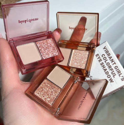 Pinkyfocus Vitality Girl Sombra de ojos de color bicolor nacarado gris mate rosa sosteniendo maquillaje para colorear paleta de sombras de ojos para mujer