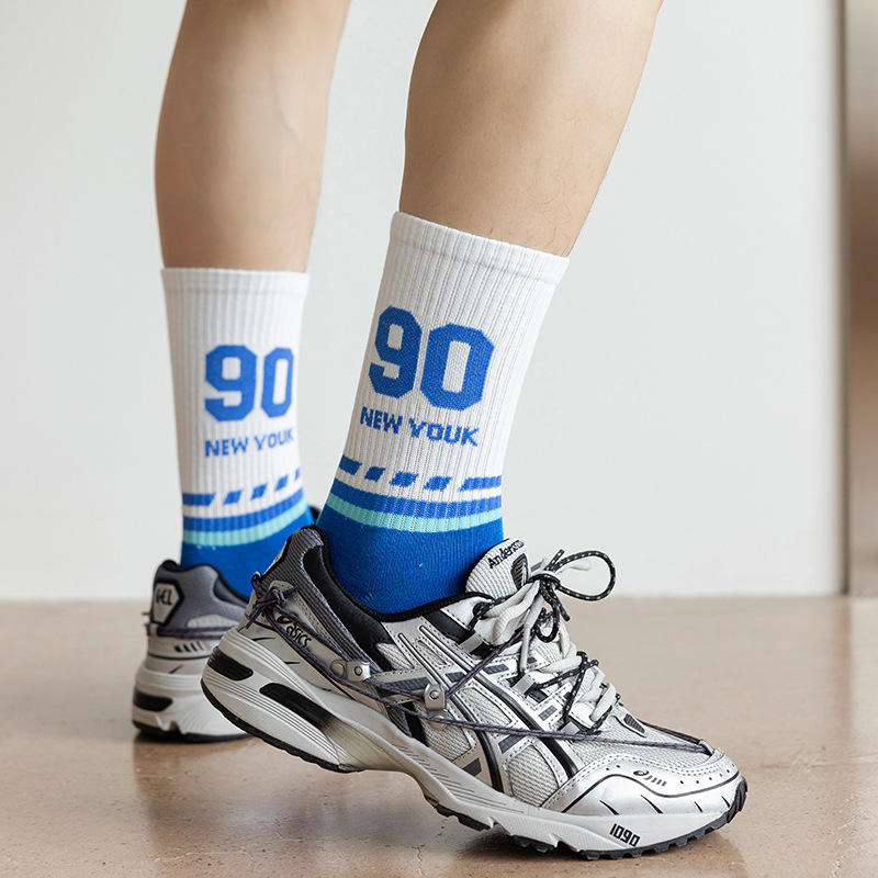 Calcetines de marea deportiva digital de algodón peinado Calcetines de algodón de color sólido calcetines de los hombres de otoño e invierno alta elástica calcetines marea al por mayor