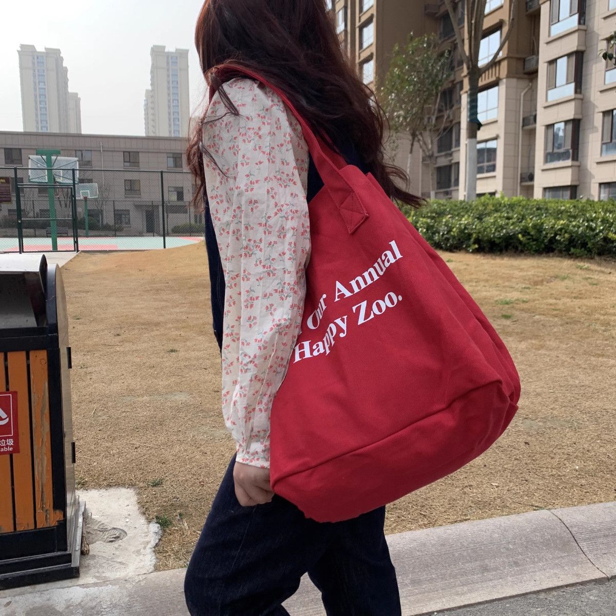 Red personalized casual tote bag, niche letter single-shoulder bag, mommy bag, retro large-capacity commuting canvas bag full figure