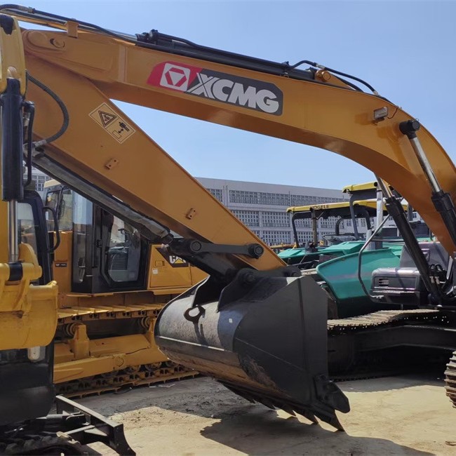 Excavadoras medianas Caterpillar CAT320 disponibles para países de Asia Central   Excavadoras medianas de 20 toneladas en stock image 1