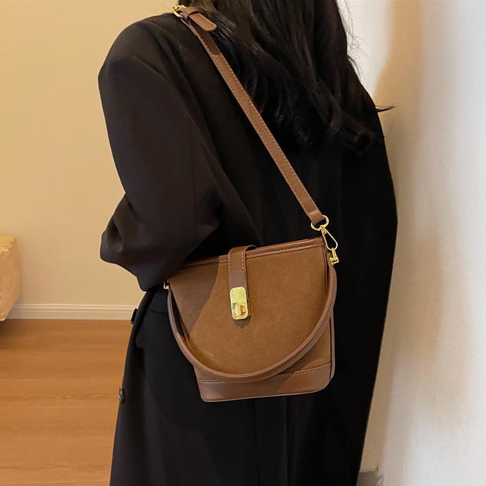 Nicho coreano de diseño simple bolso de cubo de mano mujer 2024 nuevo estilo de moda universal bolso de hombro bolso de moda