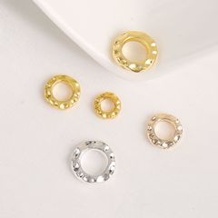 保色盤はハンマーの紋様の大きい穴の輪のスペーサーの閉じた輪を巻いてリングを走ります。