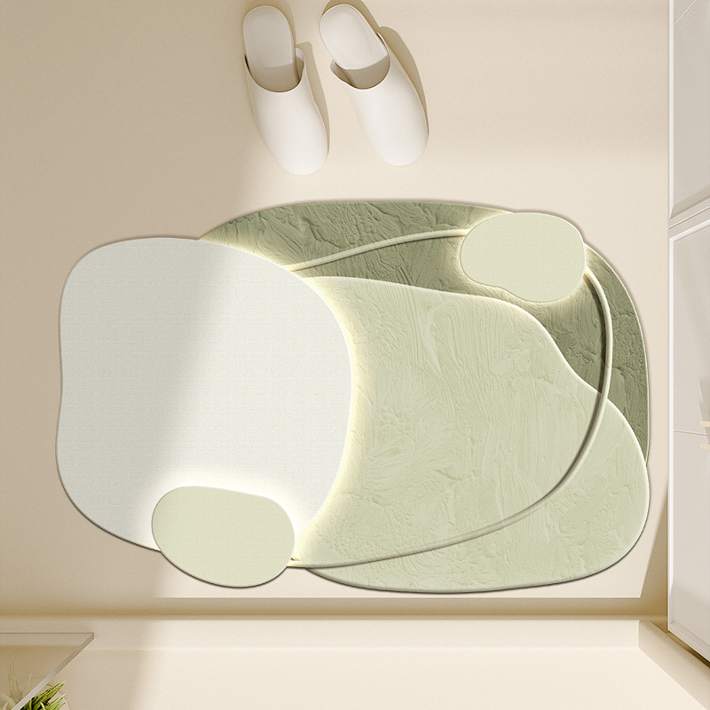 조용한 구름이 잔디를 둘러싸고 있습니다.