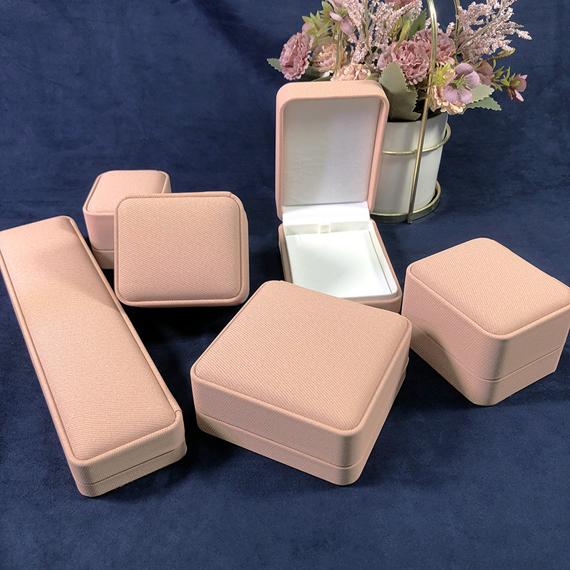 Rosa; caja de anillos