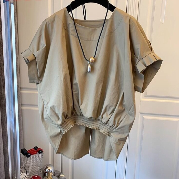 半袖シャツの女性のデザイン感が小さいです。