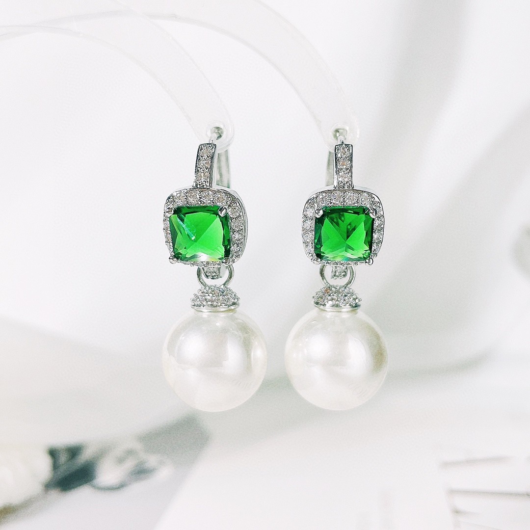 fashionable elegant earrings drop-shaped