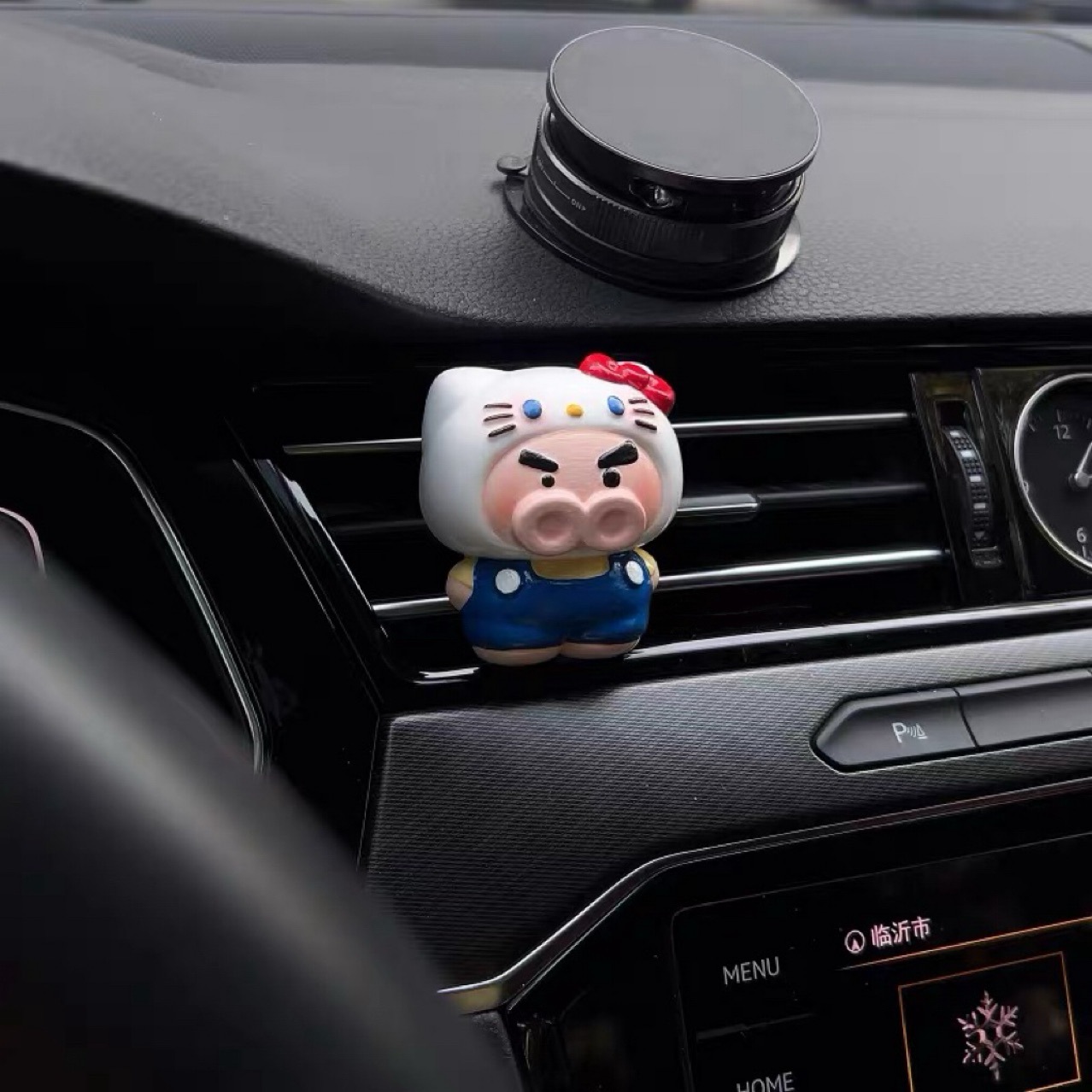 Cartoon pig car air freshener, KT cat car air vent accessory, decorative perfume ornament, diffuser stone, cute cross-border product