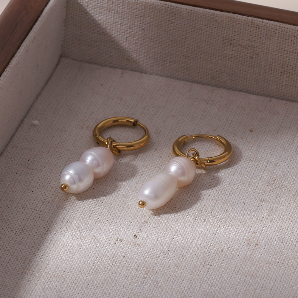 Estilo francés de lujo ligero, simple y elegante, acero inoxidable, perlas naturales de agua dulce de 18K, pendientes que no se desvanece, pendientes, fábrica al por mayor