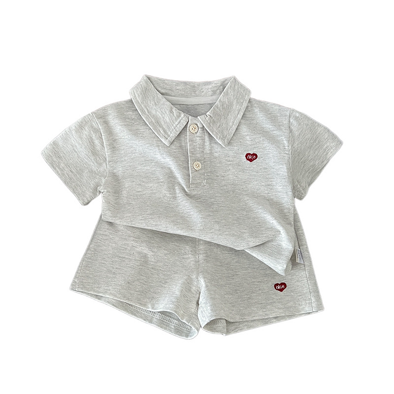 Polo bébé tendance et stylé, collection été 2026. Ensemble deux pièces : polo à manches courtes et pantalon._voghion.com