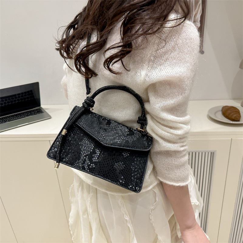 Bolso con estampado de piel de serpiente de diseño de nicho de lujo ligero transfronterizo para mujer 2025 nuevo bolso de mensajero de un solo hombro