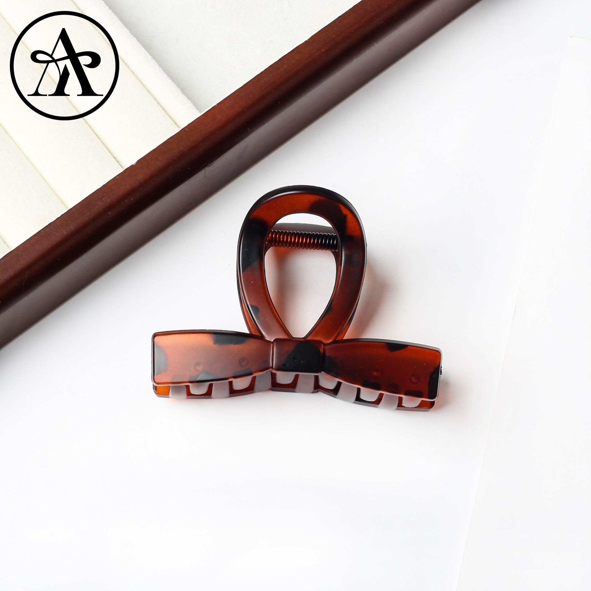 Red red retro corbata de tamaño medio agarrar clip de cabeza de mujer temperamento arco clip de tiburón viaje agarrar clip de pelo simple