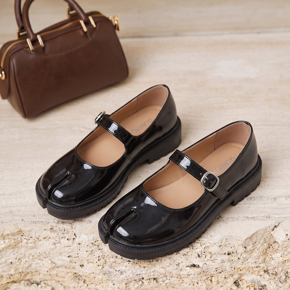 Giày Mary Jane mũi tròn tách ngón, quai ngang, đế dày tôn chiều cao, gót 3–6 cm — đen