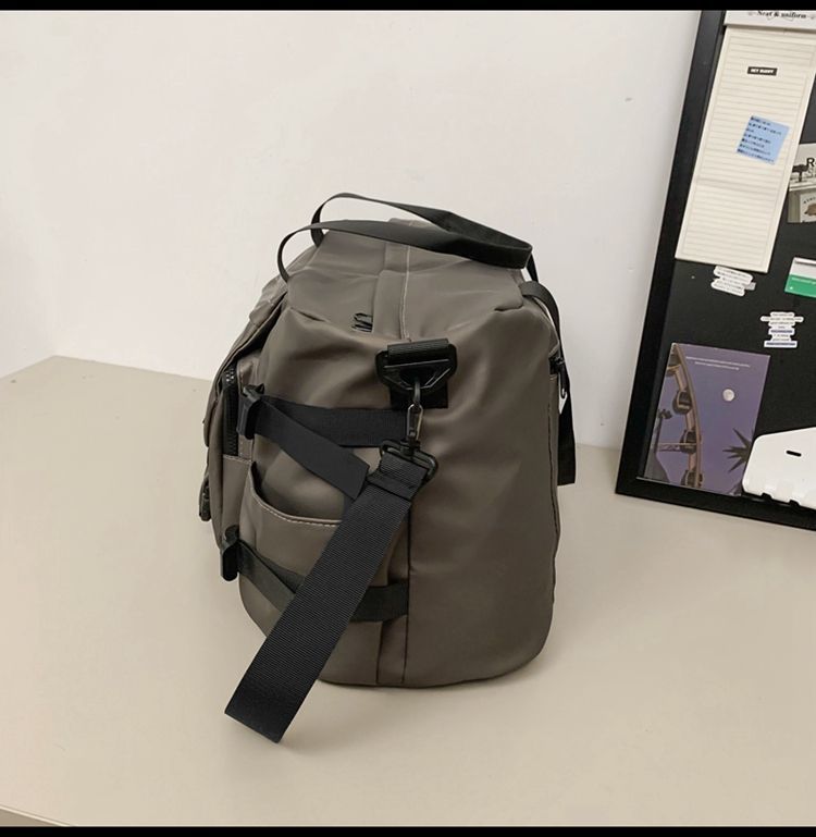 Travel bag with wet/dry separation, large capacity