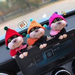 車の中の置物の自動車のスクリーンは腹ばいになります。