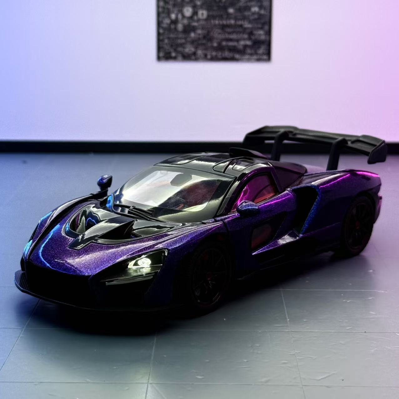 Coche a modelo de coche 1:24 superdeportivo Sena modelo de coche deportivo de aleación con retorno de luz y sonido coche de juguete para niños al por mayor