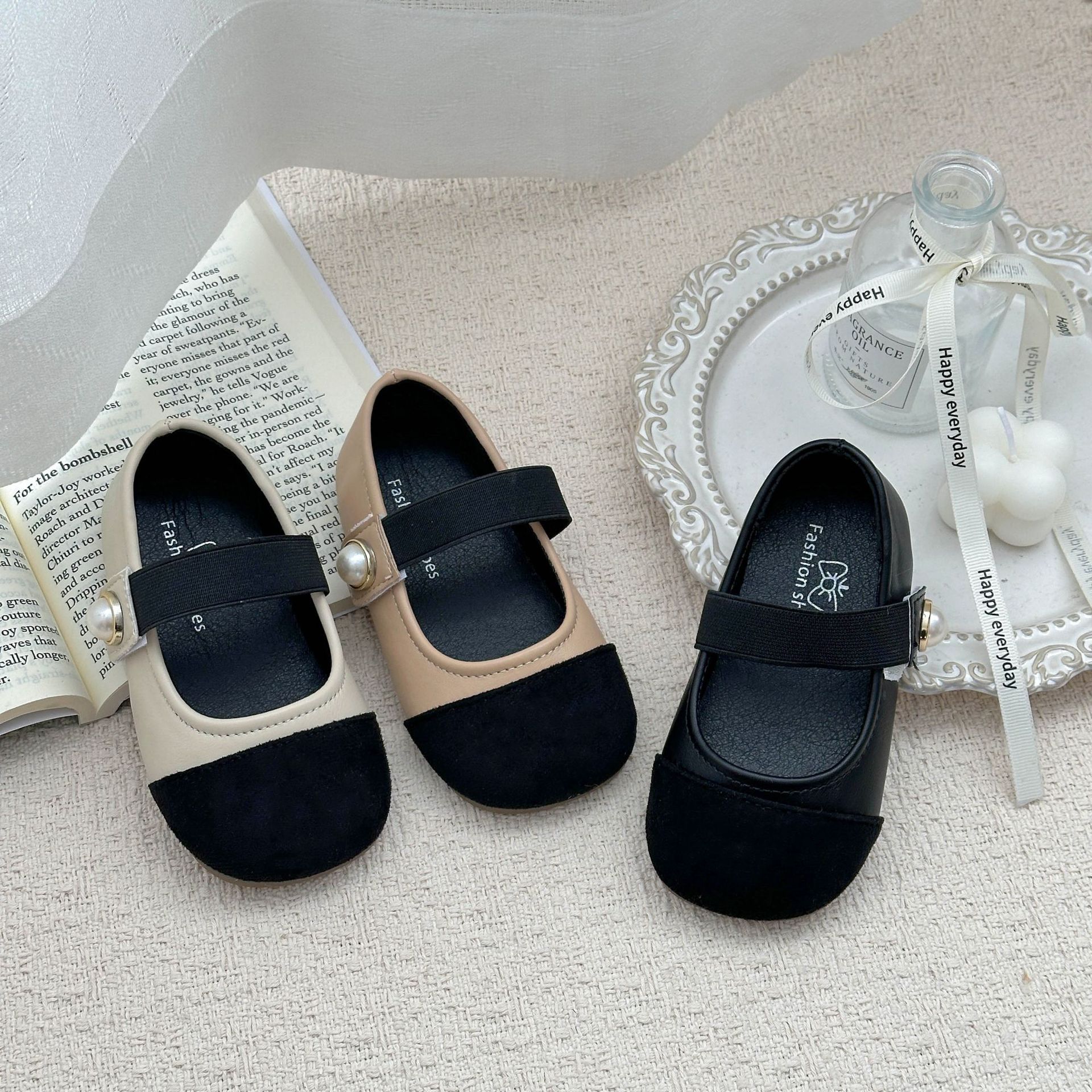 Zapatos de niñas 2026 primavera y otoño nuevos zapatos de cuero para niños pequeños zapatos de niñas pequeñas fragancias con suela suave zapatos de bebés solos zapatos de frijoles