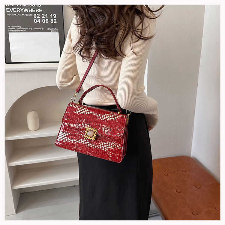 Sınır ötesi doku çanta 2023 erken sonbahar yeni kadın çantası kişiselleştirilmiş kertenkele desen omuz çantası rugan parlak çapraz çanta_voghion.com