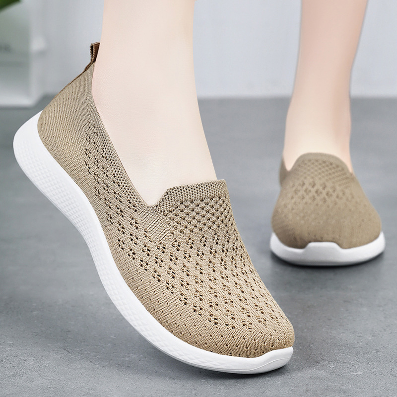Zapatos casuales de mujer nuevo estilo suela suave ligero zapatos de madre de mediana edad y ancianos zapatos casuales transpirables tejidos voladores zapatos de mujer de comercio exterior al por mayor