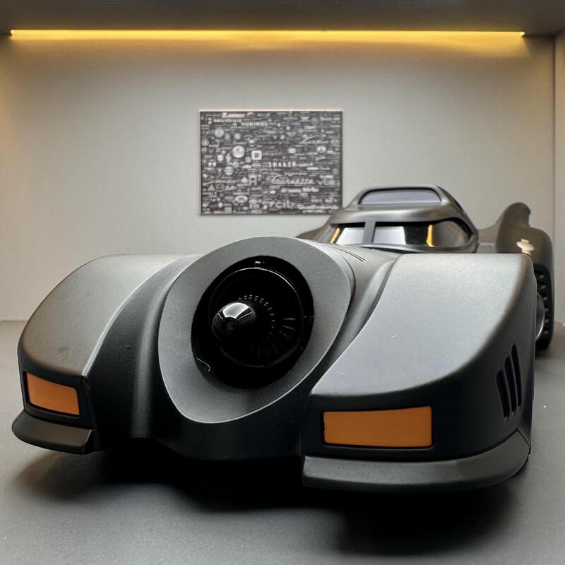 Qiyi alloy car Model 1:18 genuine Batman chariot sound and light sliding toy classic car music model decoration