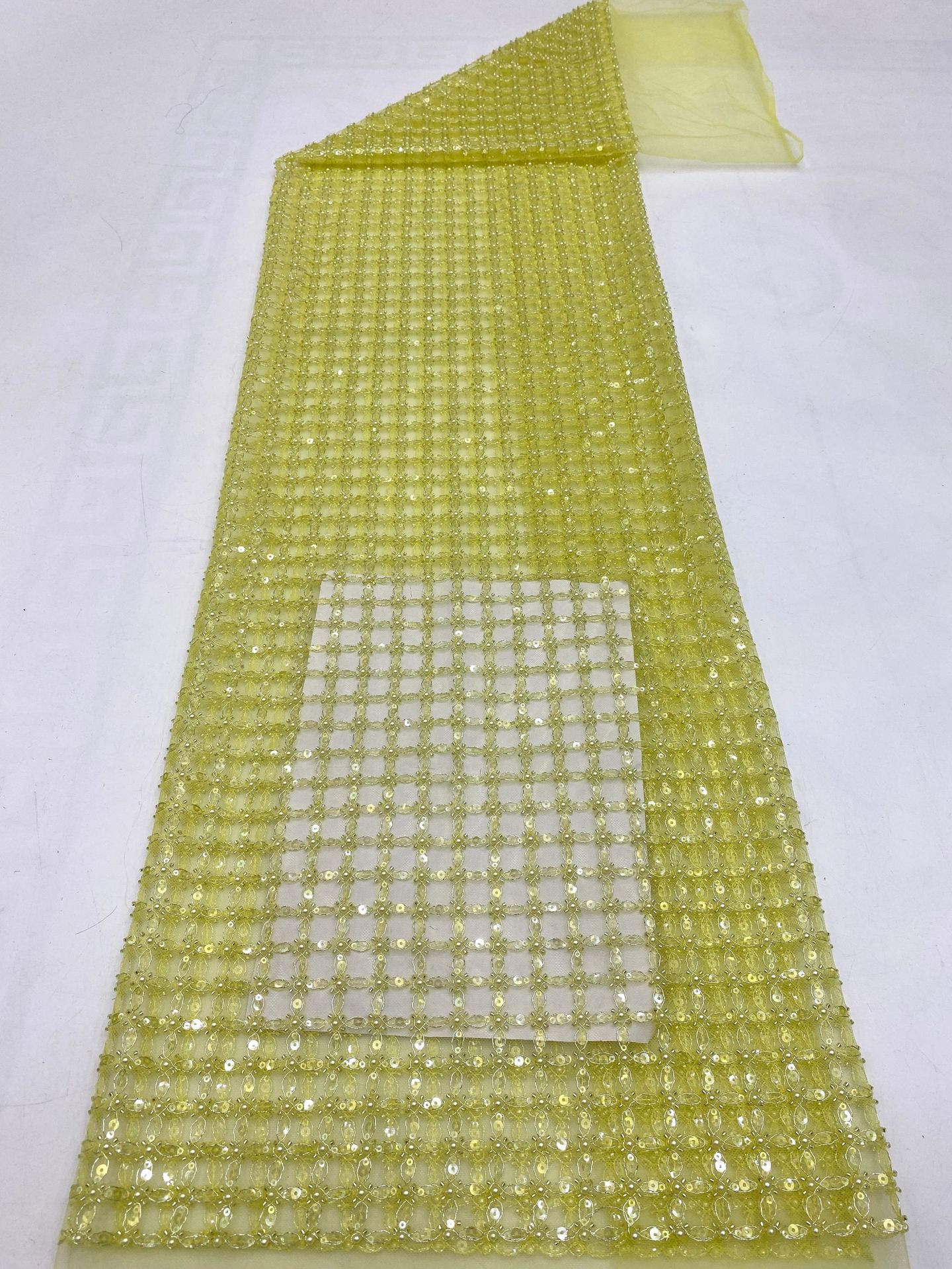 12 # 라이트 옐로우 배경 크리스탈