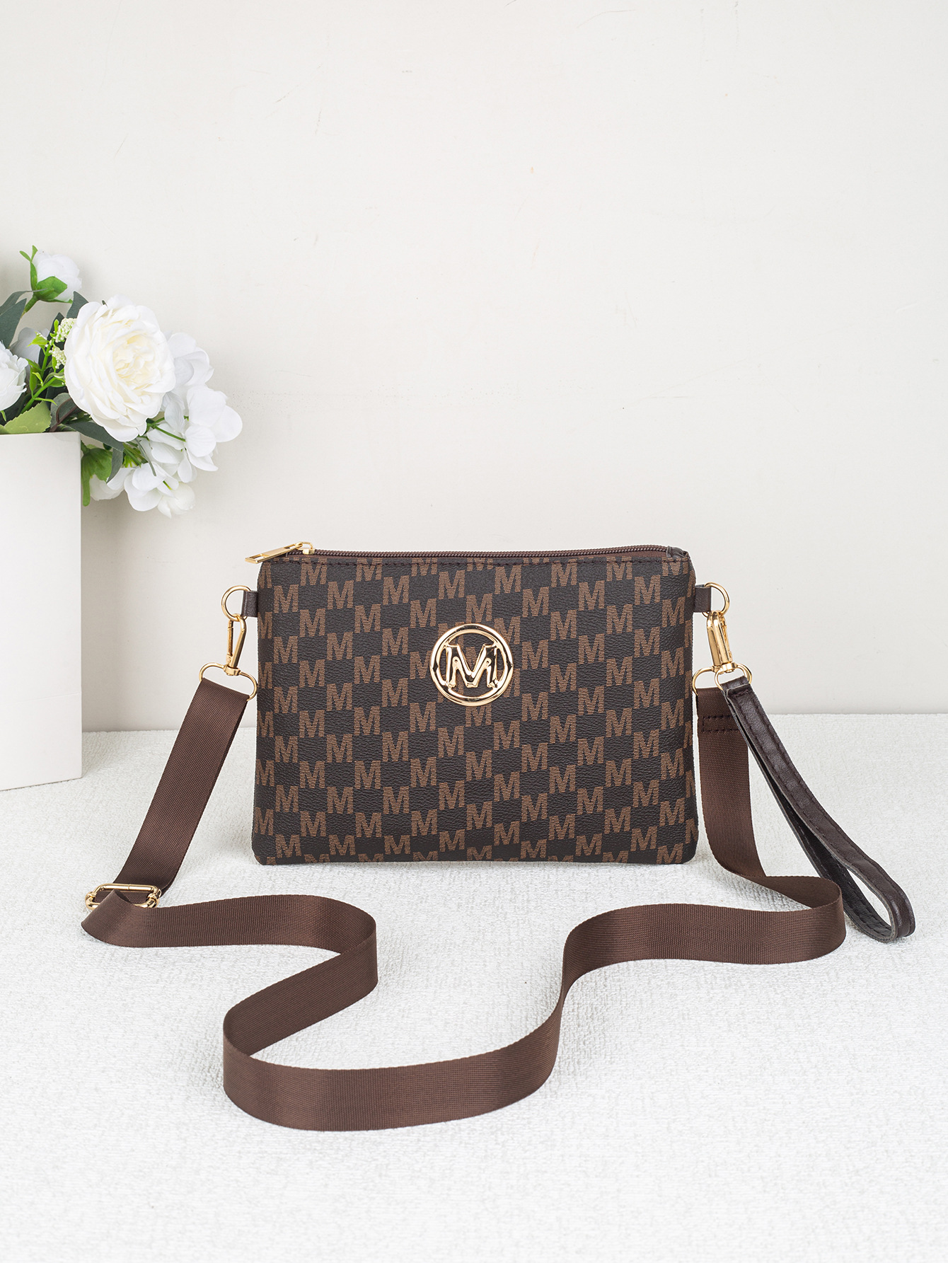 Vintage dames crossbodytas uit de lente van 2026 met geweven patroon en gouden M-logo, gepersonaliseerd portemonneetje._voghion.com