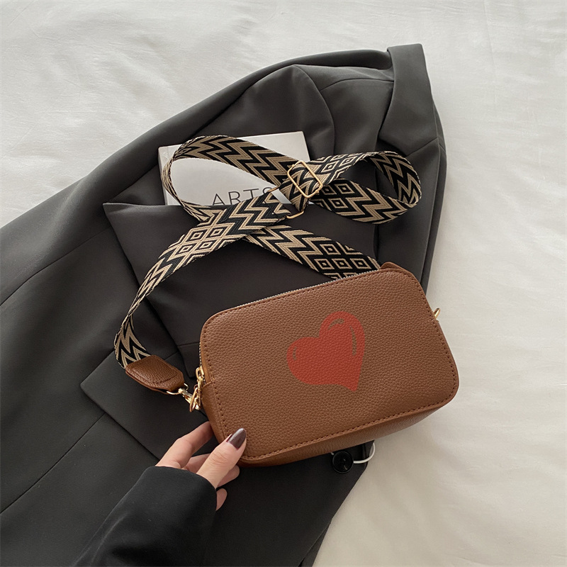 Love Fashion ancho bandolera bandolera de un solo hombro 2024 otoño e invierno nuevo estilo salvaje temperamento ins simple bolsa cuadrada pequeña