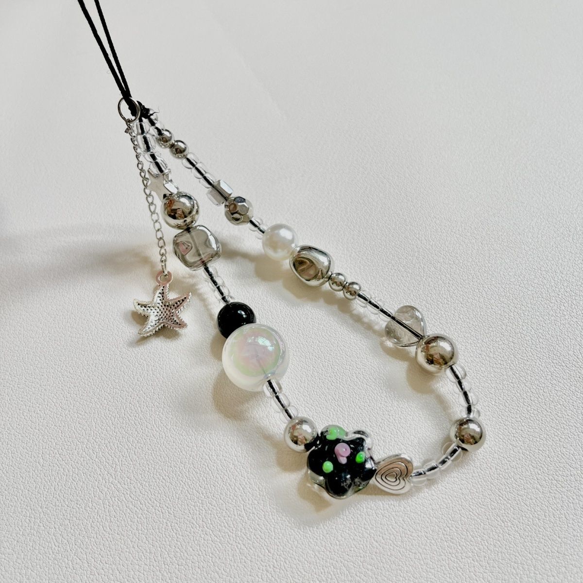 Coreano ins flores dulces y frías pulseras irregulares DIY para todos los casos de teléfonos móviles colgante de corazón de niña colgante