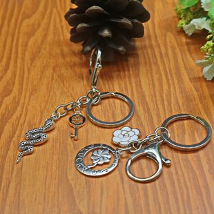 Men's creative keychain, women's backpack accessory for keys, pendant, four-leaf clover