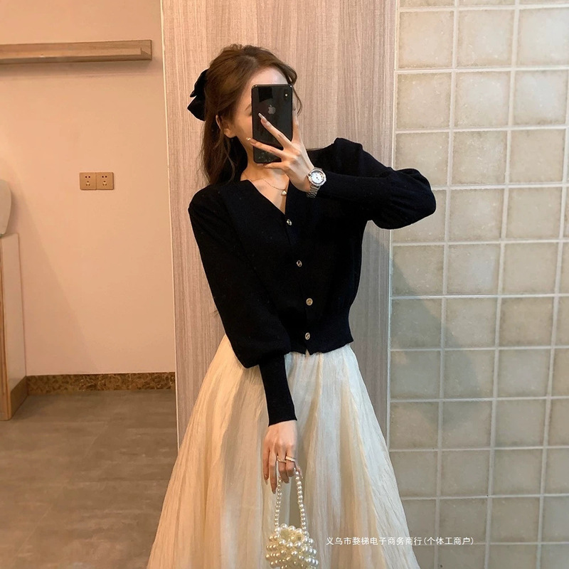 Black V-neck knitted cardigan for women, spring and autumn, waist-cinching, short slim-fit coat with stylish puff sleeves Black V-neck knitted cardigan for women, spring and autumn, waist-cinching, short slim-fit coat with stylish puff sleeves
