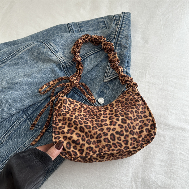 Bolso de moda clásico de leopardo coreano ins2024 otoño y invierno nuevo bolso de gran capacidad de literatura y arte perezoso