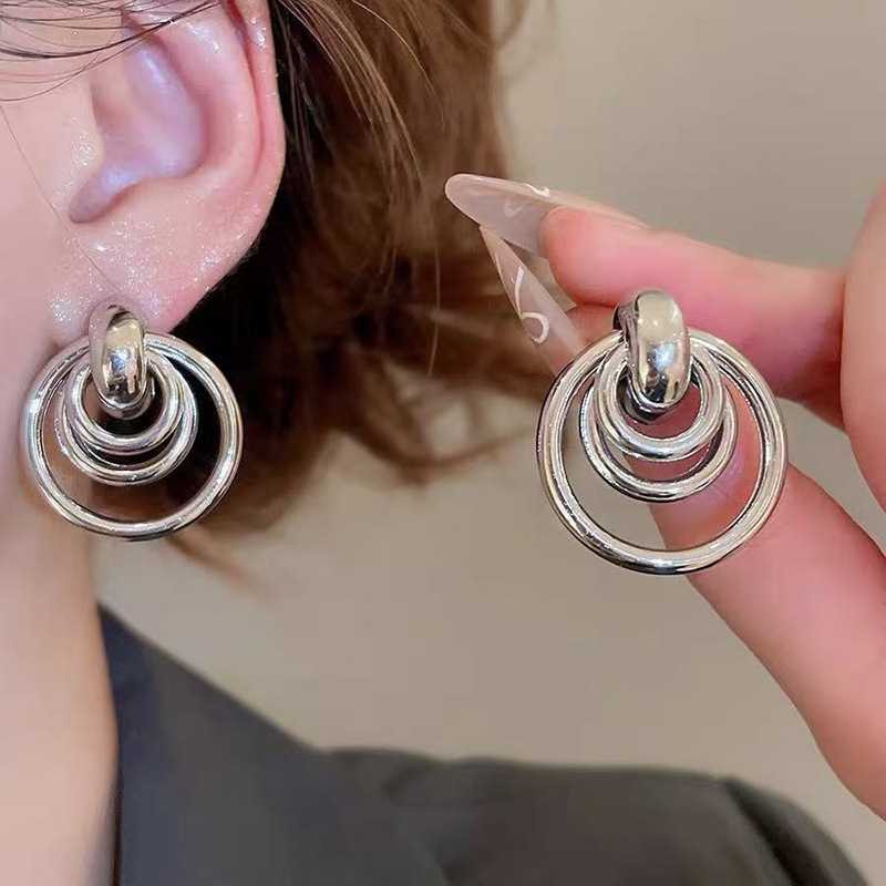 Anillo de metal francés aretes de anillo simple aretes de aretes nuevos estilos de estilo estilo estilo estilo de diseño de nicho temperamento único aretes de mujer cara pequeña