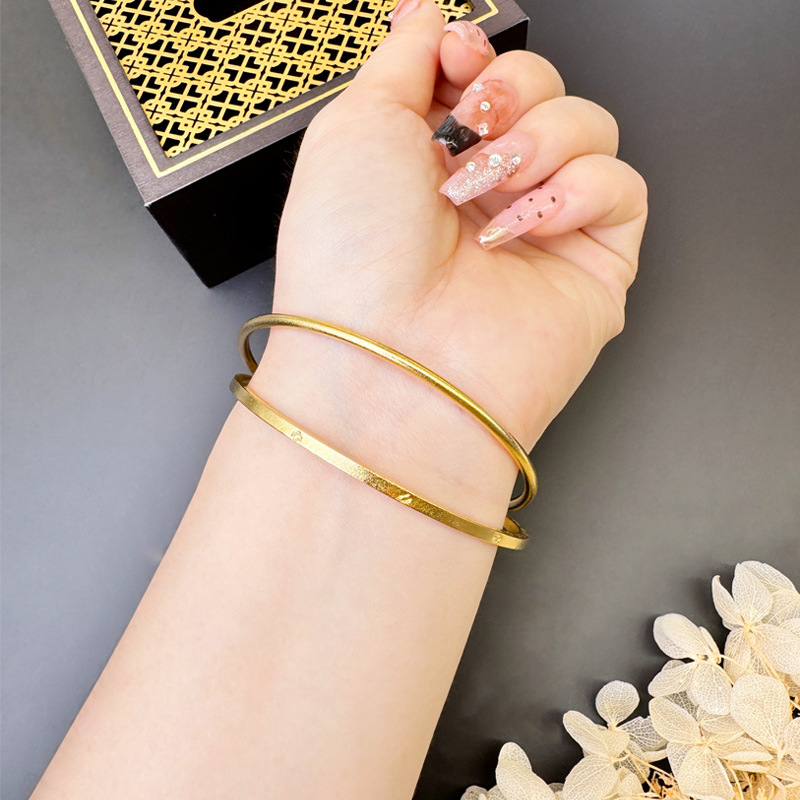 Nuevos productos de brazalete de oro de arena vietnamita para niñas de alto nivel de aleación de cobre no se desvanecerá durante mucho tiempo simple alfabeto joyas pulseras