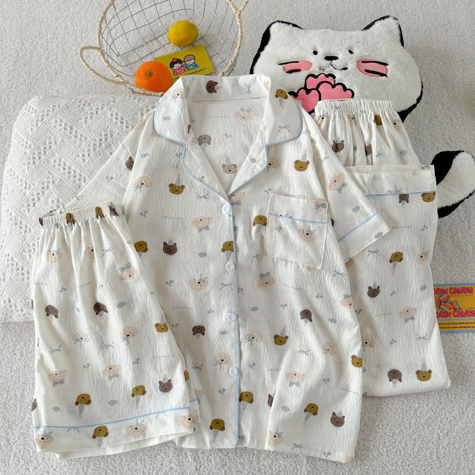 Al por mayor transfronterizo nuevo pijama de mujer tres piezas cardigan con solapa mangas cortas pantalones cortos KT gato dibujos animados cubierta de ropa doméstica