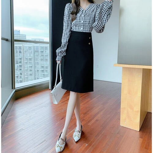 A-line mid-length bodycon skirt with high waist, flowing pleats, and a stylish white design for women, suitable for spring and autumn.