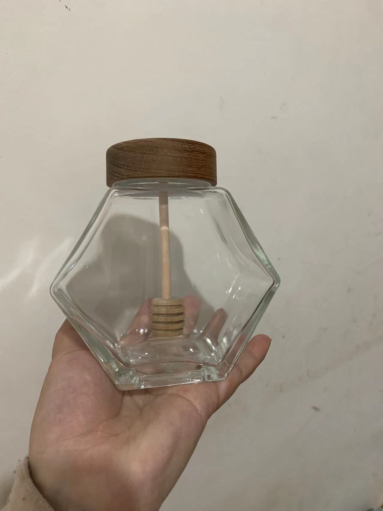 En stock botella de miel cubierta de bambú botella de vidrio hexagonal transparente con varilla de agitación sellada miel sub-botella gran cantidad consulta